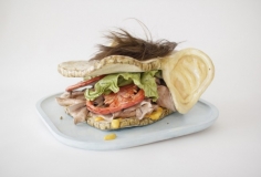 Jude Griebel, Sandwich Face, Harz, Holz, Ölfarbe